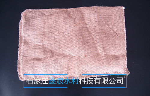 相比吸水膨脹袋，傳統(tǒng)沙土袋的建設(shè)過程效率較低