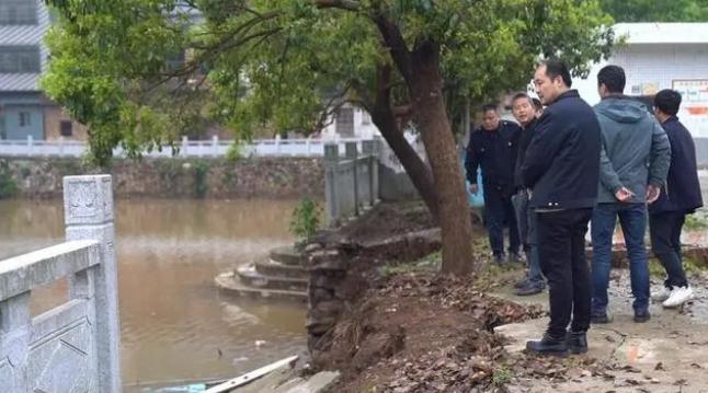 防汛戰(zhàn)斗服、防寒雨衣、雙背帶、救生衣、水鞋、毛巾、水壺、頭盔、氧氣瓶、潛水服、氧氣罩
